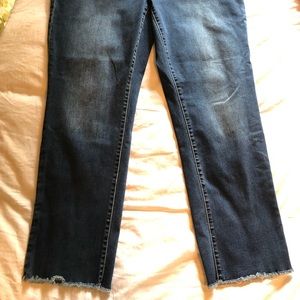 Fitted boyfriend jean distressed hem